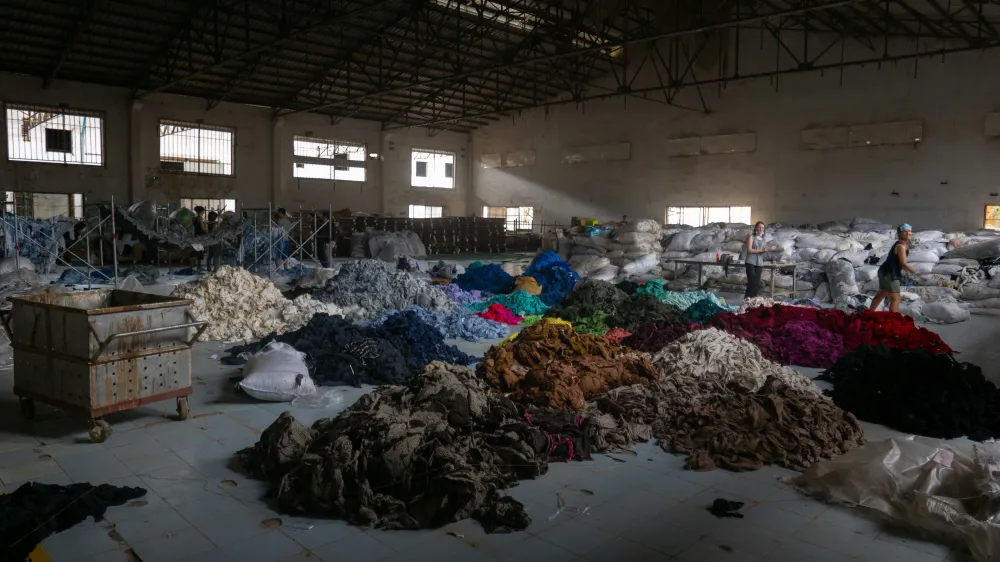 Reducing Production Delays in Fashion Supply Chains: An Economic Perspective
